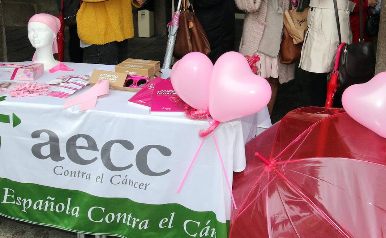 Uno de los puestos que cada 19 de octubre la AECC saca a la calle para concienciar sobre el cáncer de mama y recabar apoyos para pacientes y familiares. 