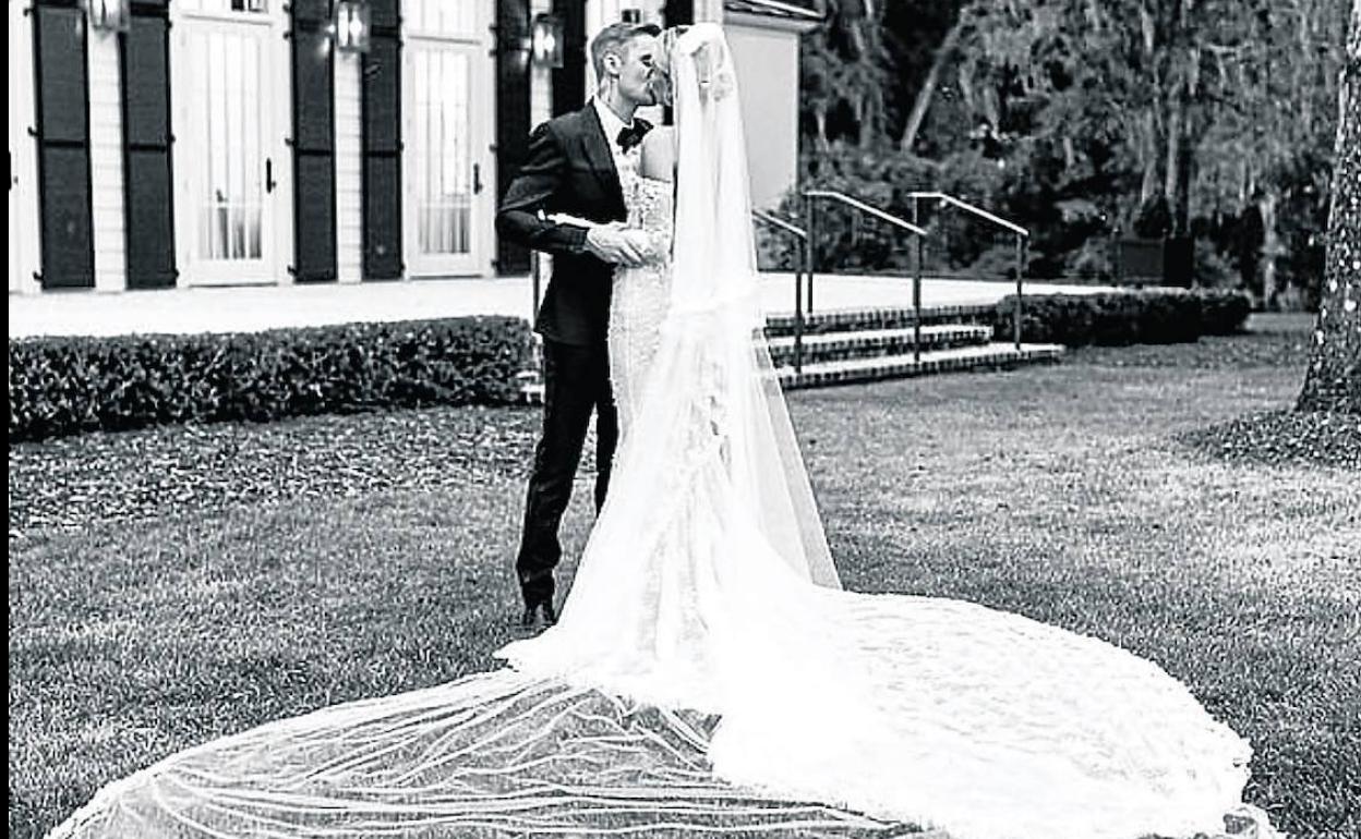 La pareja, en la primera imagen que ha divulgado de su boda.