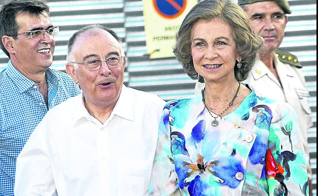 El sacerdote Tomeu Català, junto a la reina Sofía en un acto de Proyecto Hombre en Palma en 2012.