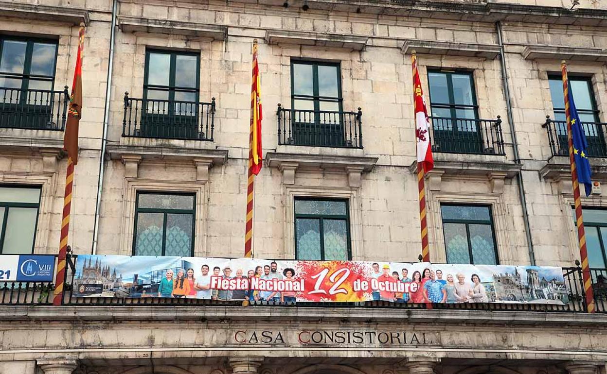 Imagen de la pancarta en el Ayuntamiento de la ciudad