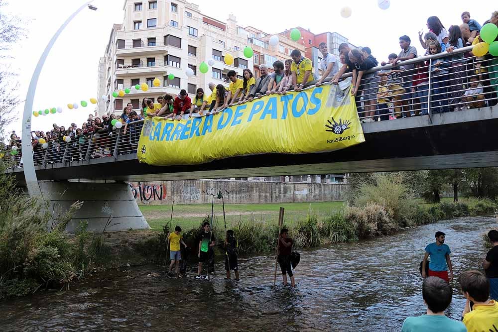 5.000 patos se han lanzado al río por dos buenas causas: colaborar con los proyectos de acceso al agua potable que lleva a cabo Amycos en Bolivia y el mantenimiento del comedor y la casa de acogida de las Hijas de la Caridad de Burgos.