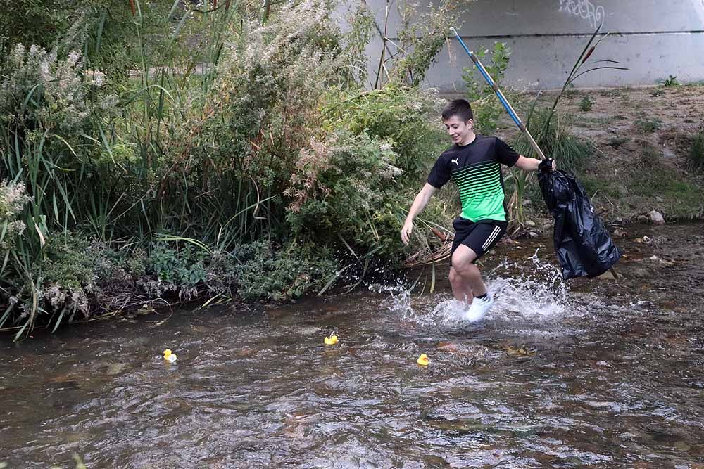 5.000 patos se han lanzado al río por dos buenas causas: colaborar con los proyectos de acceso al agua potable que lleva a cabo Amycos en Bolivia y el mantenimiento del comedor y la casa de acogida de las Hijas de la Caridad de Burgos.