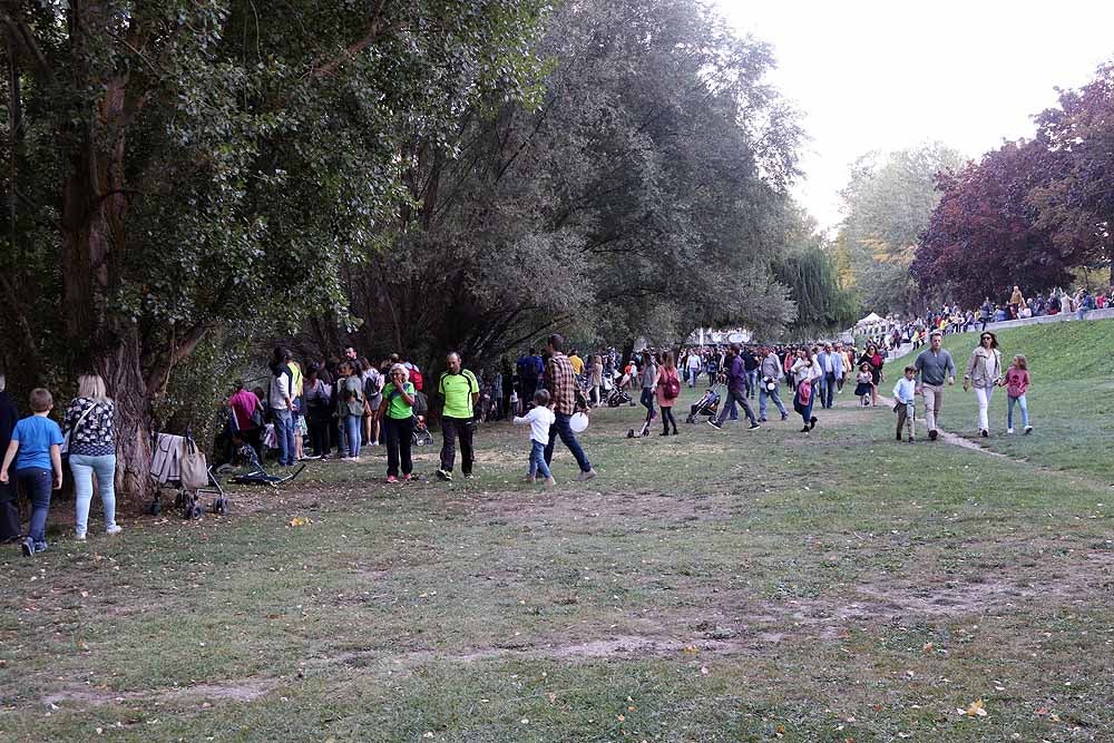 5.000 patos se han lanzado al río por dos buenas causas: colaborar con los proyectos de acceso al agua potable que lleva a cabo Amycos en Bolivia y el mantenimiento del comedor y la casa de acogida de las Hijas de la Caridad de Burgos.