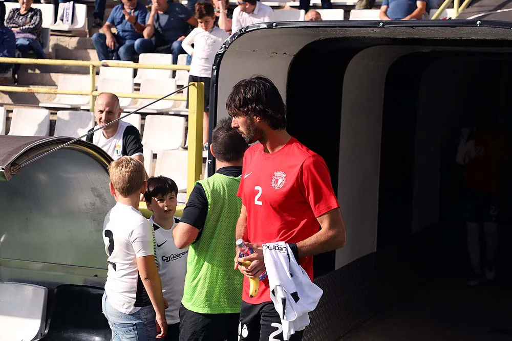 Fotos: El Burgos CF da la vuelta a un partido que se le puso muy cuesta arriba