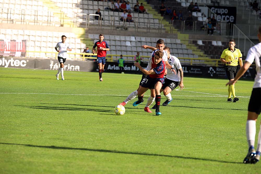 Fotos: El Burgos CF da la vuelta a un partido que se le puso muy cuesta arriba