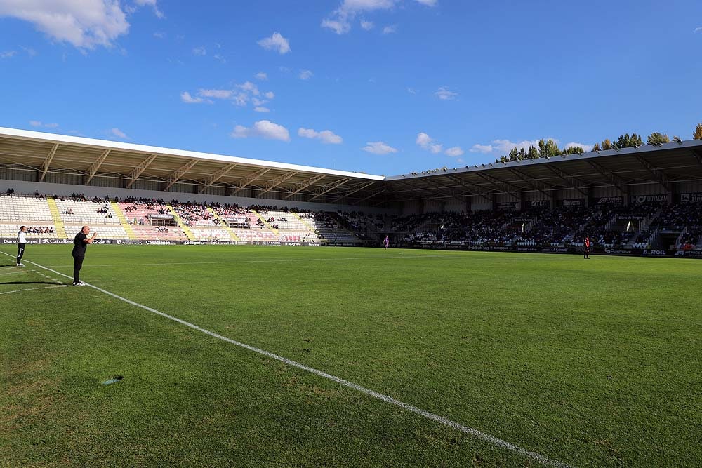 Fotos: El Burgos CF da la vuelta a un partido que se le puso muy cuesta arriba