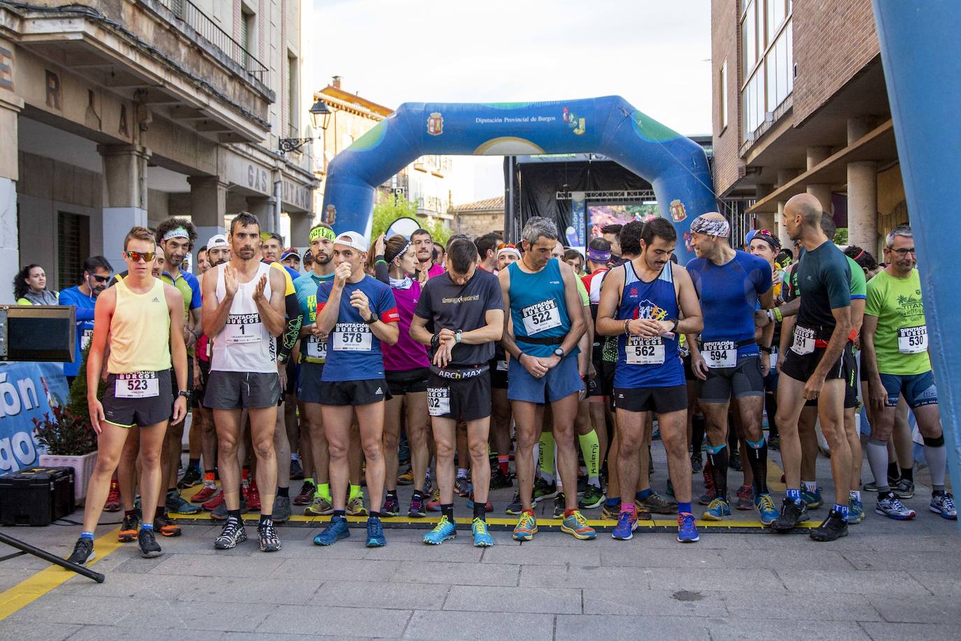 Más de 1.200 deportistas han participado hoy en la sexta edición de la Demandasaurus de Salas de los Infantes, que ha constado de tres carreras de ciclismo de montaña (BTT) de 48, 34 y 17 kilómetros, dos pruebas a pie de 22 y 10 kilómetros y una marcha a pie de 10 kilómetros. Entre los participantes, los organizadores han destacado la presencia del triple campeón del mundo de Trail, el burgalés Luis Alberto Hernando.