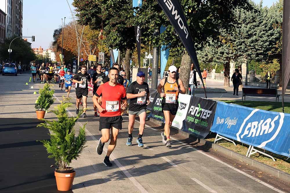 Más de 1.300 corredores se han dado cita esta mañana en la cuarta edición de la Campofrío Maratón Burgos.