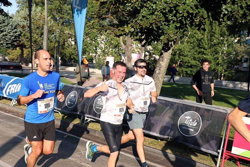 Más de 1.300 corredores se han dado cita esta mañana en la cuarta edición de la Campofrío Maratón Burgos.