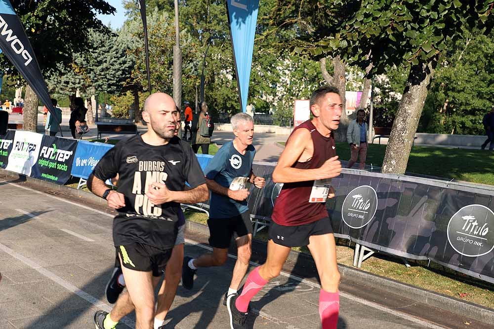 Más de 1.300 corredores se han dado cita esta mañana en la cuarta edición de la Campofrío Maratón Burgos.