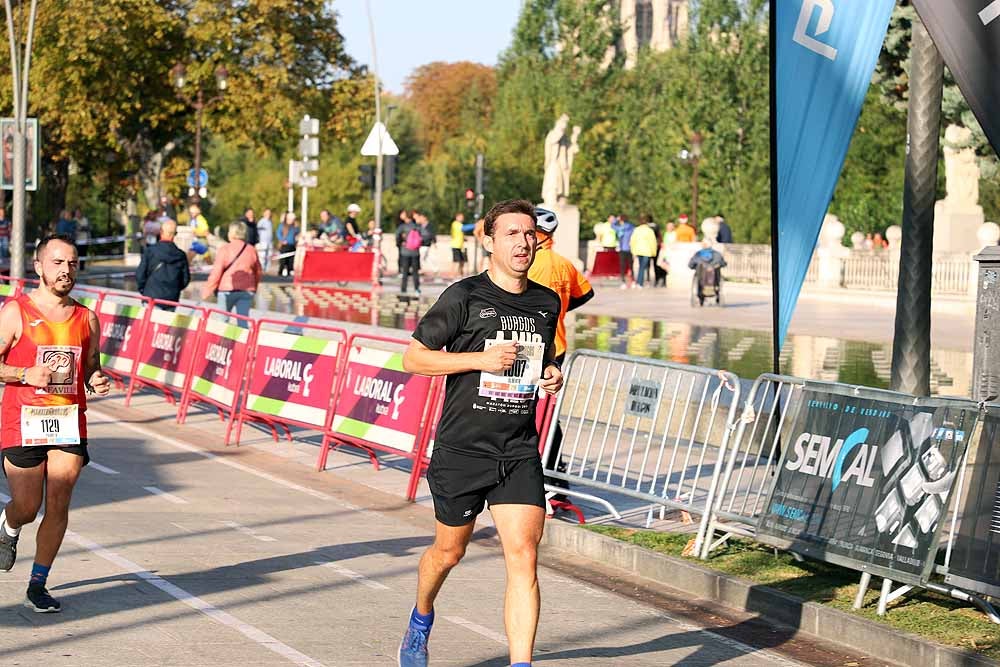 Más de 1.300 corredores se han dado cita esta mañana en la cuarta edición de la Campofrío Maratón Burgos.