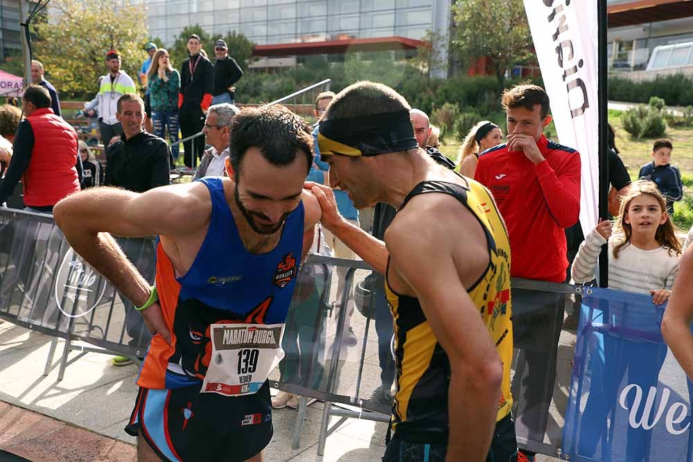 Más de 1.300 corredores se han dado cita esta mañana en la cuarta edición de la Campofrío Maratón Burgos.