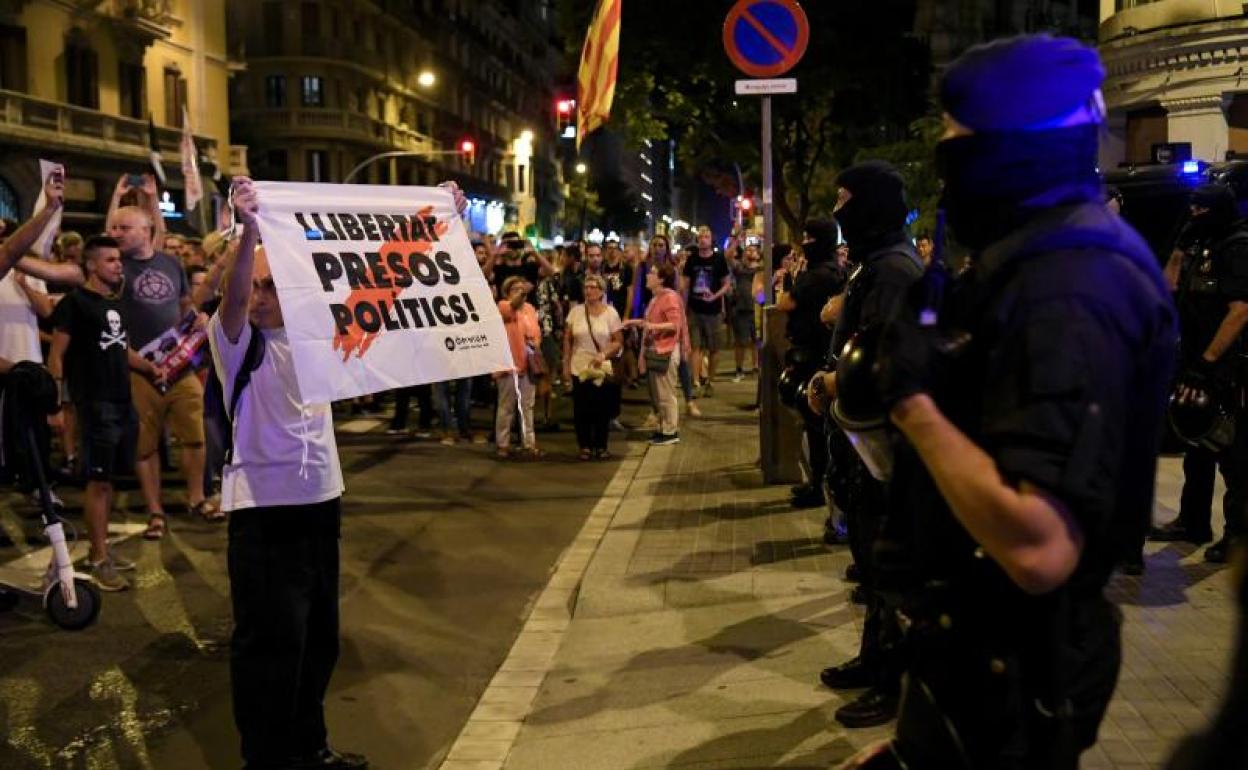 Varios agentes de los Mossos d'Esquadra vigilan a los participantes en una protesta independentista. 