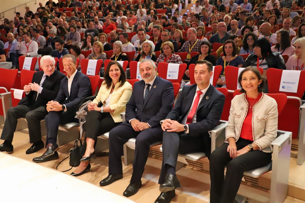 La ministra de Industria, Reyes Maroto, se ha acercado a Burgos para asistir a una jornada formativa de Campofrío y visitar las instalaciones del grupo Antolin