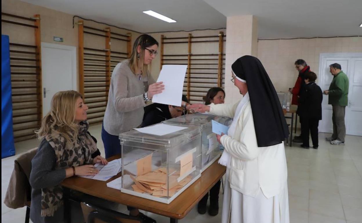 Una monja ejerce su derecho al voto.