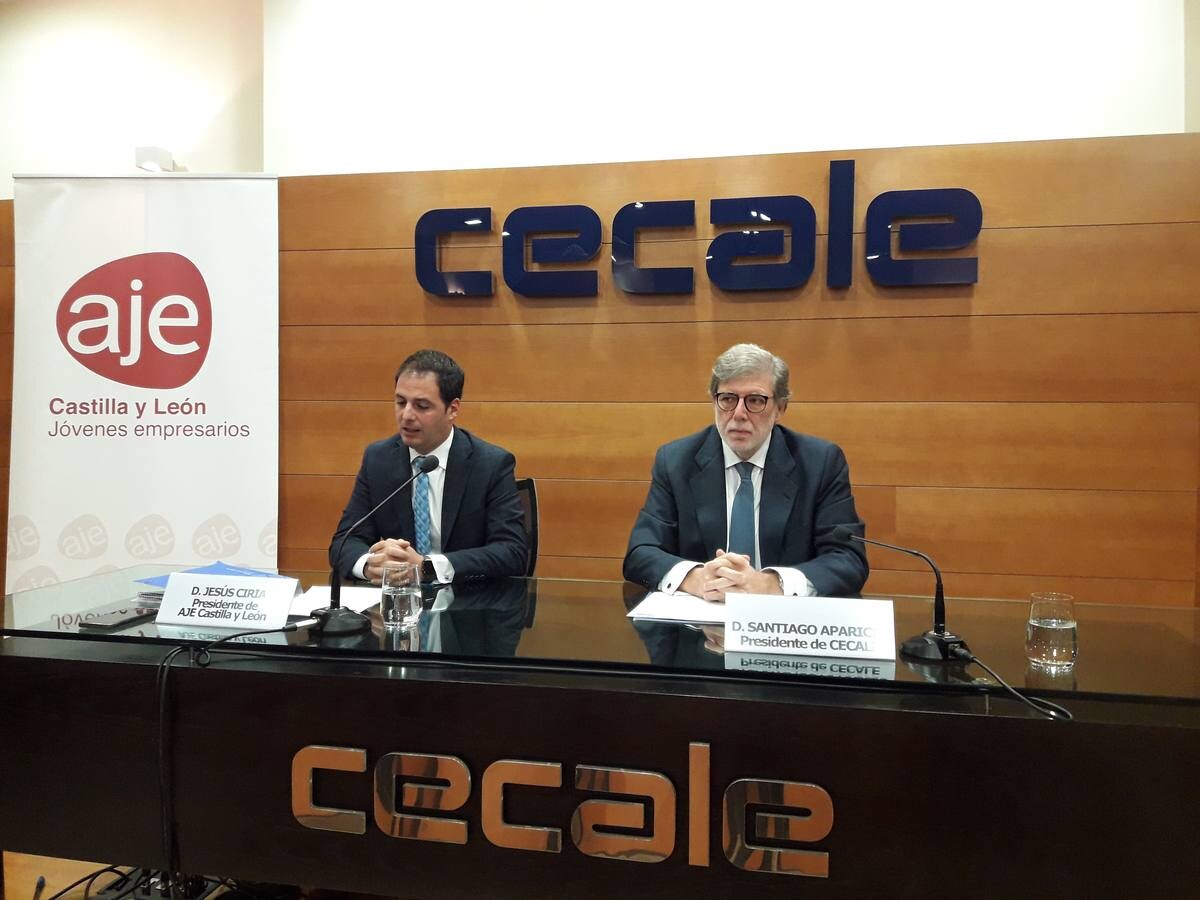 El presidente de Cecale, Santiago Aparicio, y el presidente de AJE, Jesús Ciria, presentan la Federación de Asociaciones de Jóvenes Empresarios de Castilla y León.