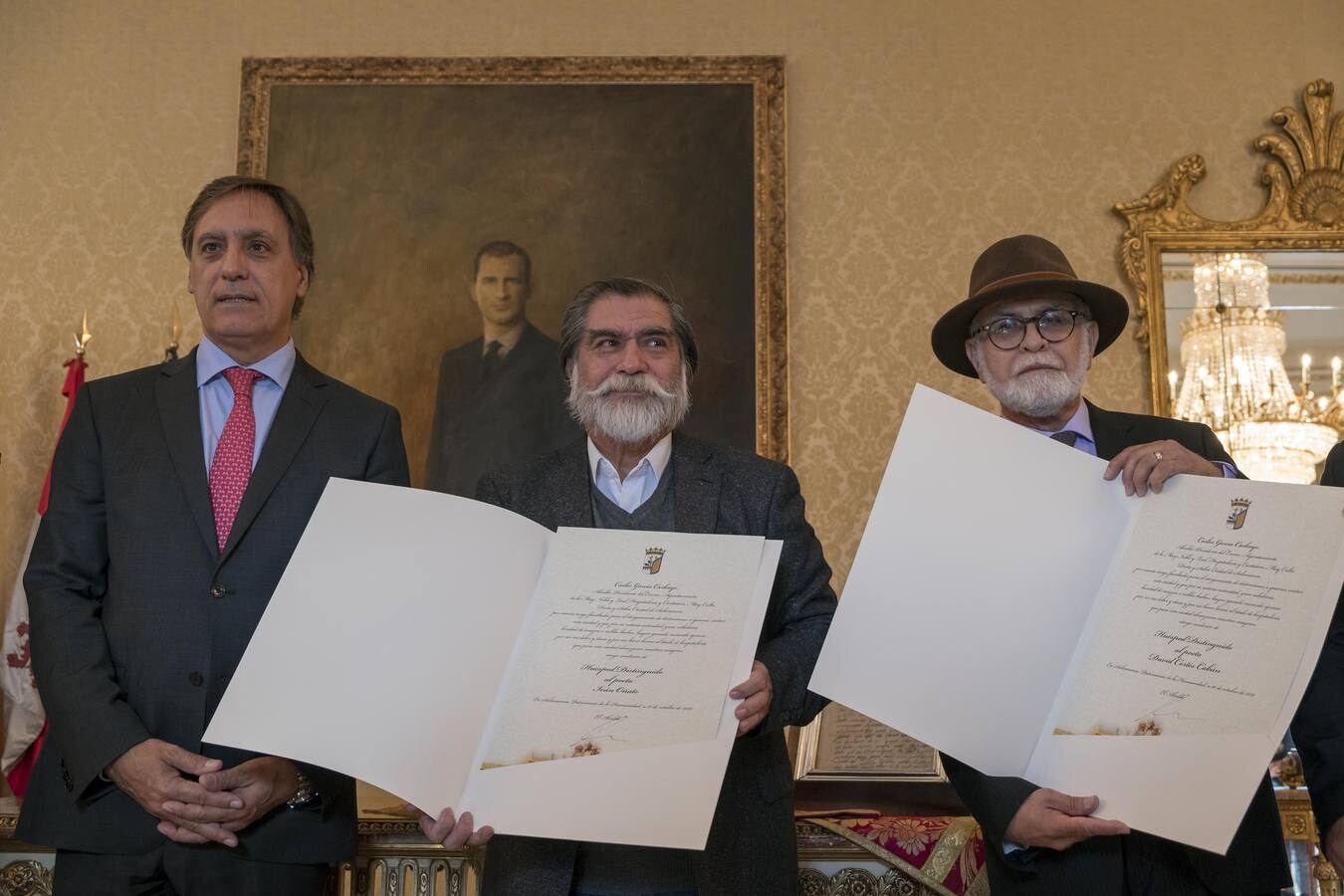 El alcalde de Salamanca, Carlos García Carbayo (I), recibe a los poetas participantes en la XXII edición del Encuentro de Poetas Iberoamericanos y entrega el reconocimiento como Huésped Distinguido a Iván Oñate (C) y David Cortés.