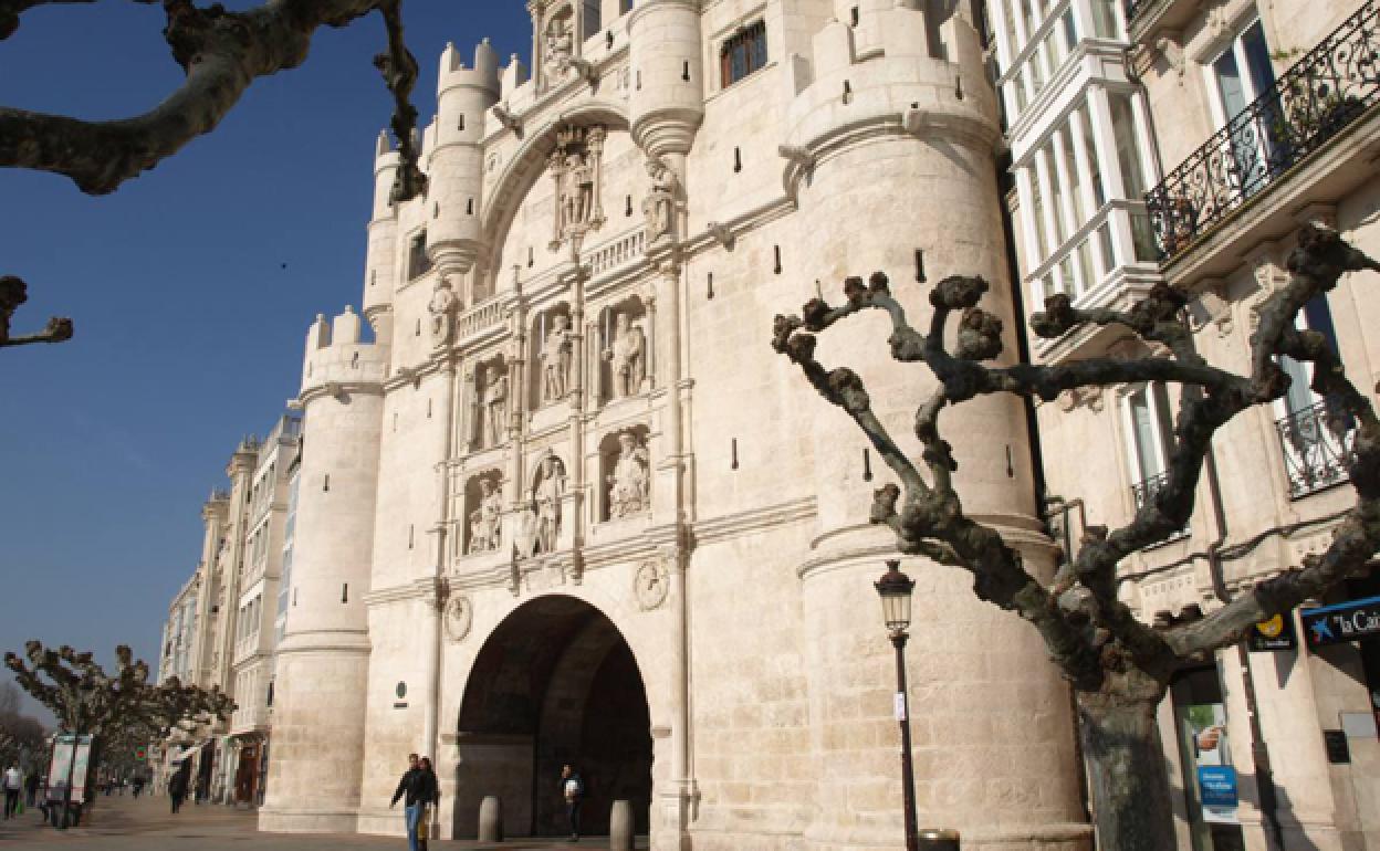 La iluminación del Arco Santa María dará a conocer esta enfermedad. 