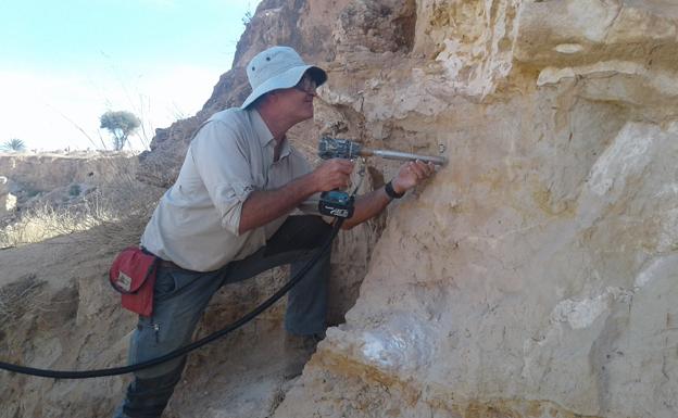 Josep Parés, del CENIEH, en las excavaciones del yacimiento de Tighennif, 