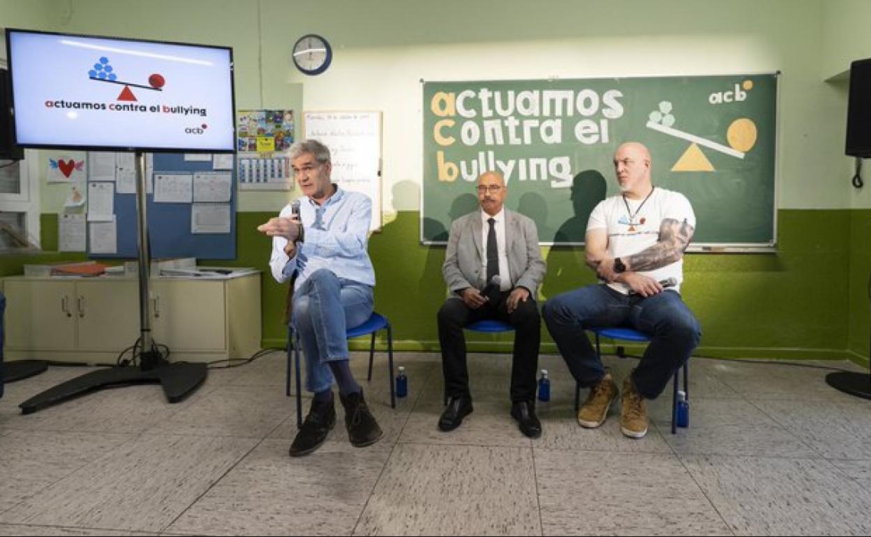 Antonio Martín (i), presidente de la ACB, y el exjugador Iñaki Zubizarreta (d). 