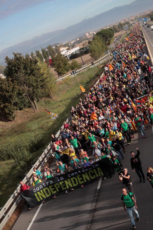 Simpatizantes independentistas durante el recorrido desde Vic de una de las "Marchas por la libertad"