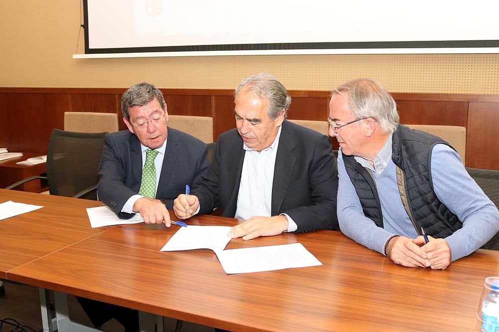 Foto de familia de clubes deportivos y Diputación de Burgos