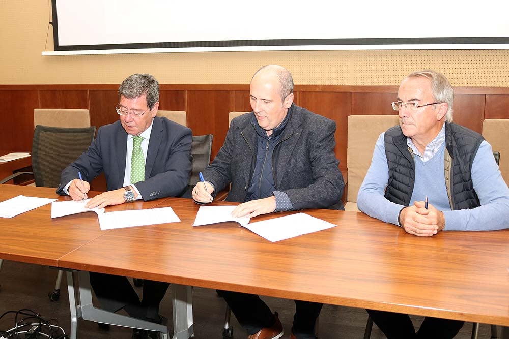 Foto de familia de clubes deportivos y Diputación de Burgos