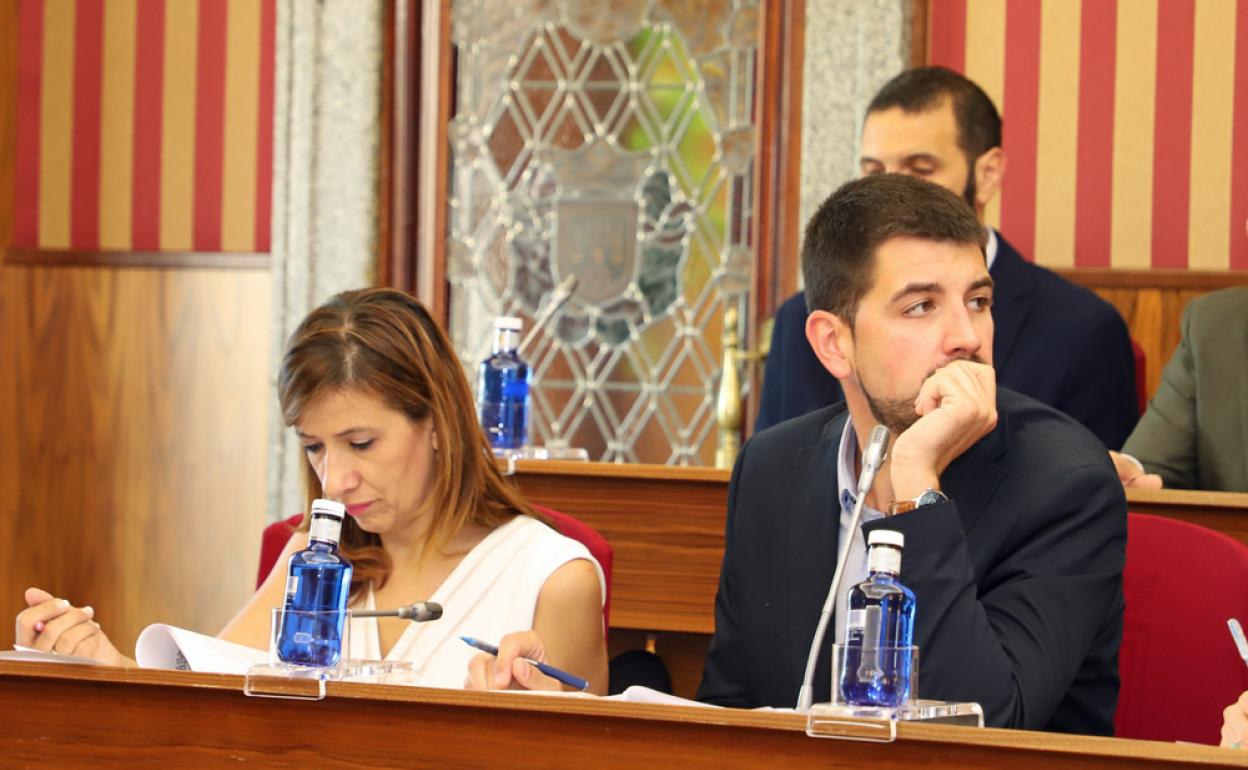 Nuria Barrio y David Jurado en sesión plenaria