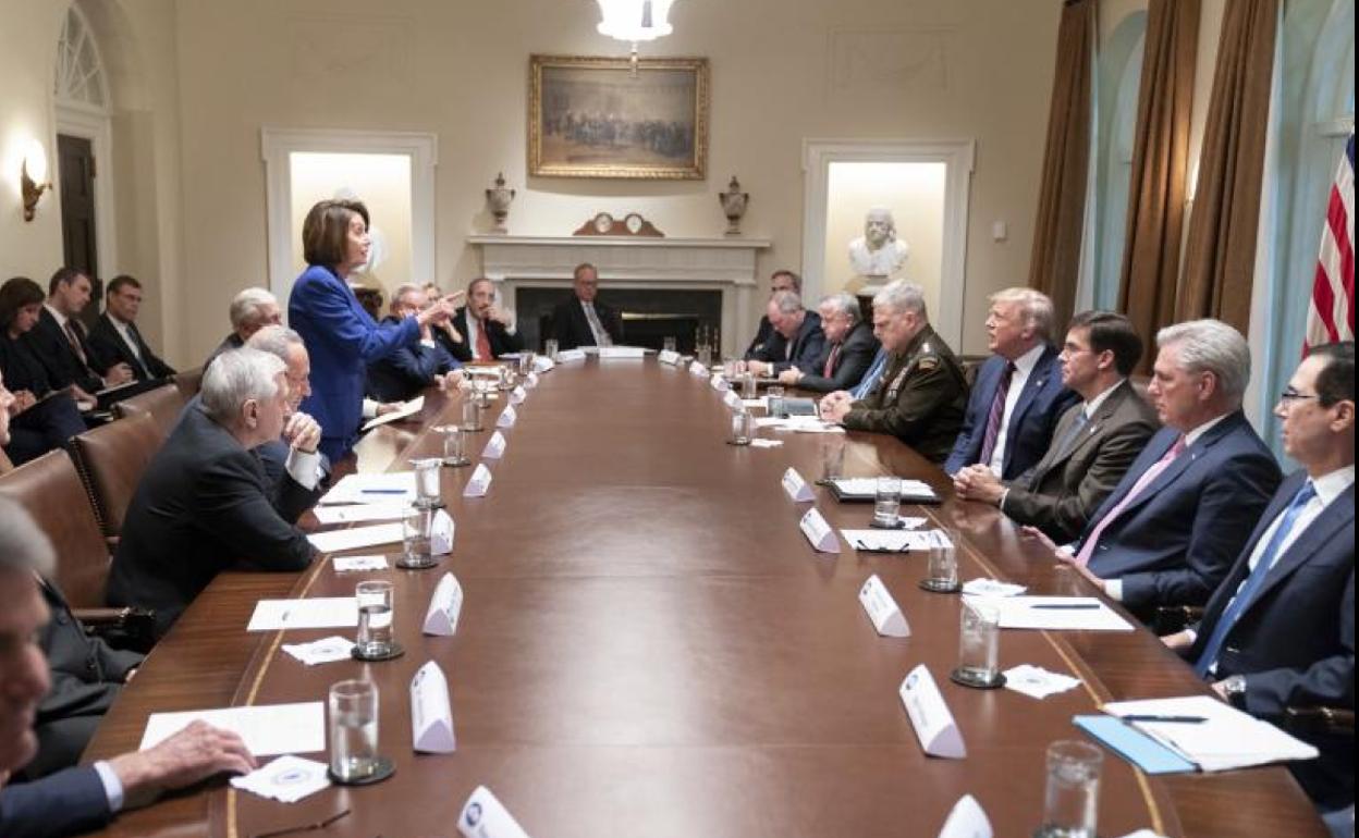 El choque entre Trump y Pelosi provoca gestos de incomodad entre los asistentes a la reunión.