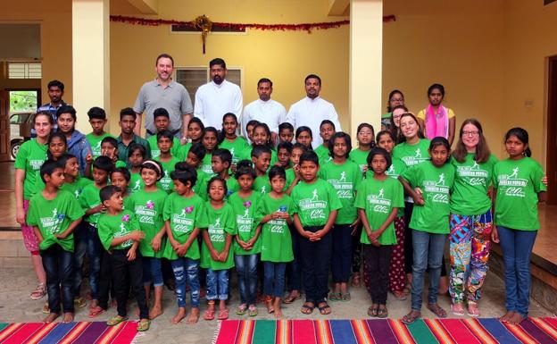 Jesús María Álvarez Martínez con un grupo de niños participantes en el proyecto. 