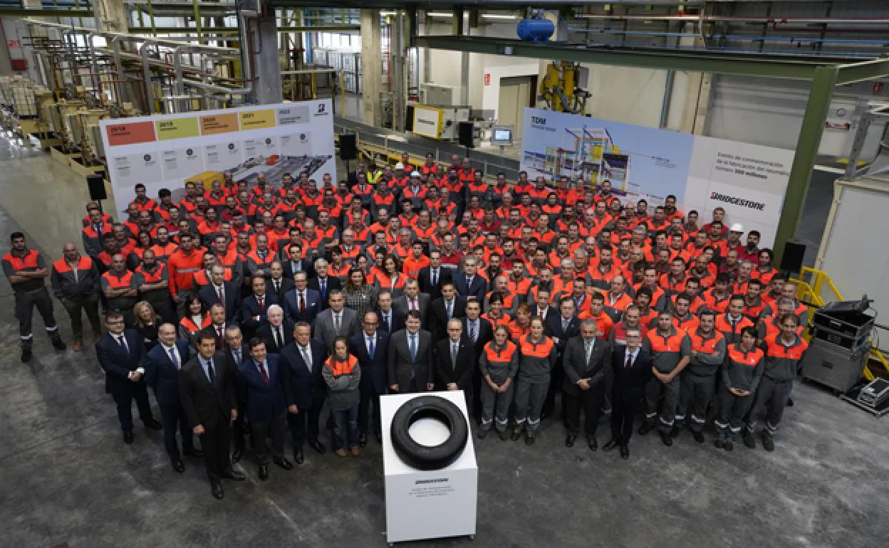 Foto de familia de trabajadores de la factoría Bridgestone, presidida por el neumático 300 millones. 