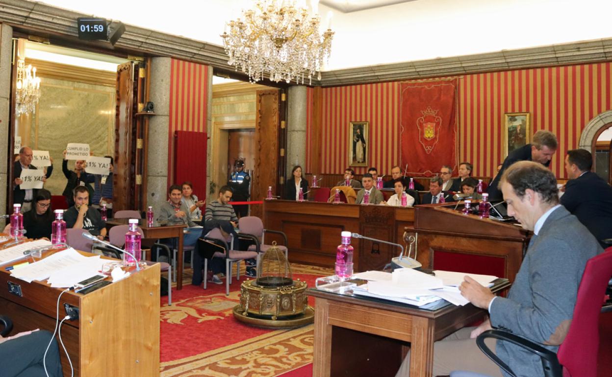 La Coordinadora de ONGDs ha estado en el pleno exigiendo el cumplimiento del 1%