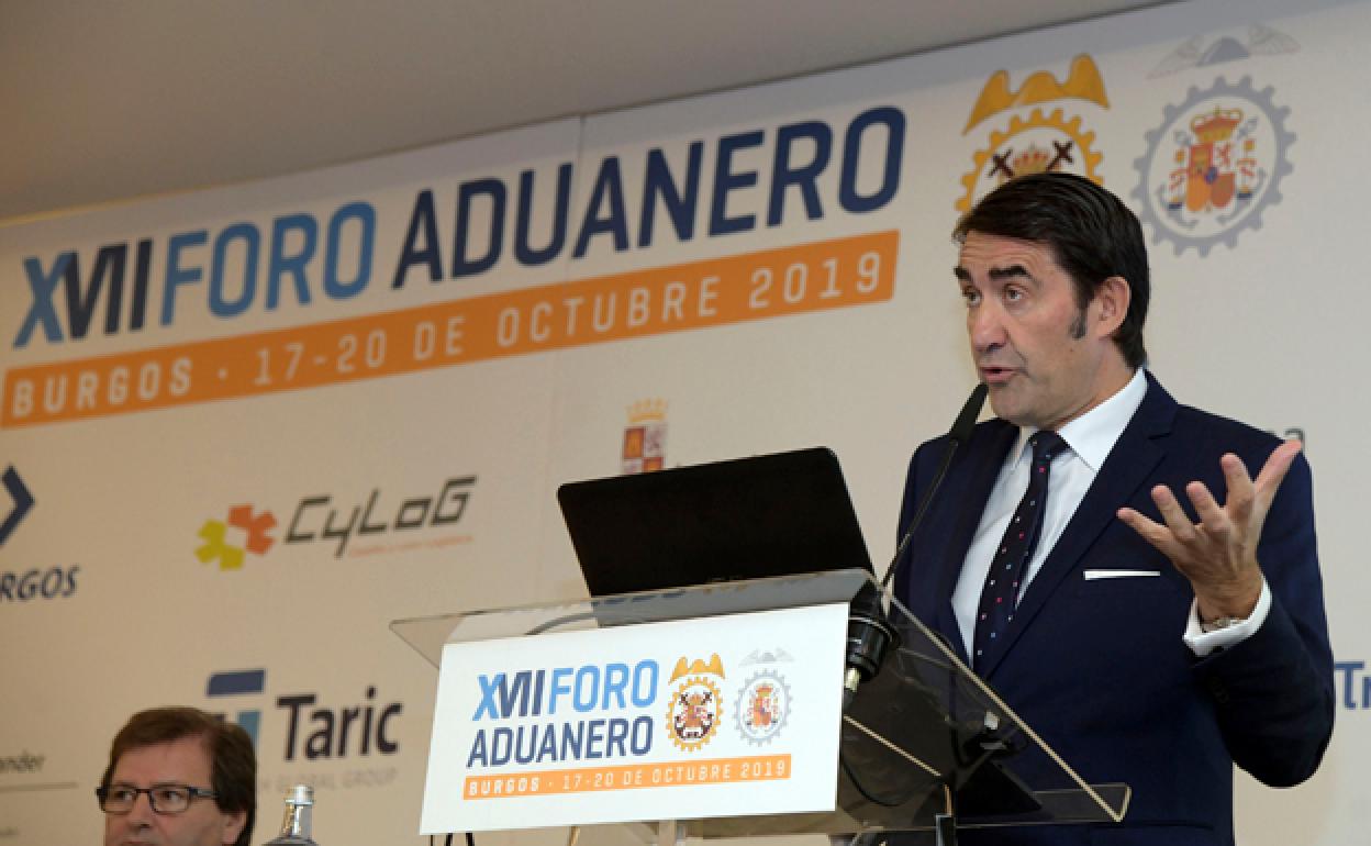 El consejero de Fomento y Medio Ambiente, Juan Carlos Suárez-Quiñones, inaugura el XVII Foro Aduanero. 