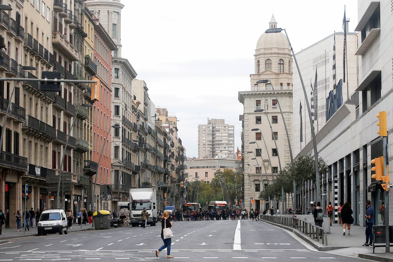 Un grupo de manifestantes cortan la calle Pelayo de Barcelona este viernes