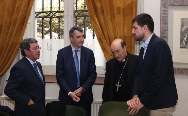 El director de la Vuelta, Javier Guillén (segundo por la izquierda), junto al presidente de la Diputación, César Rico (izquierda); el arzobispo de Burgos, Fidel Herraez (segundo por la derecha) y el concejal de Hacienda del Ayuntamiento de Burgos, David Jurado (derecha).