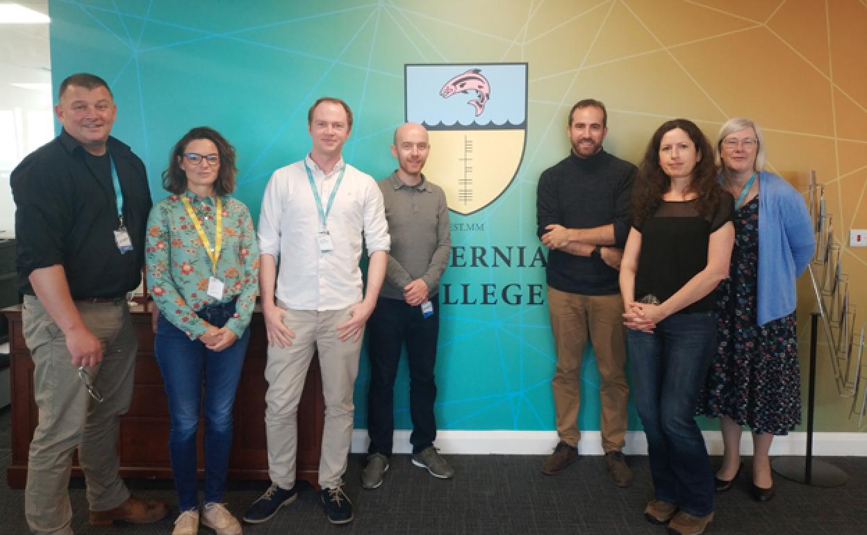 Manuel Gil Mediavilla (primero por la derecha) durante su estancia docente en el Hibernia College de Irlanda. 