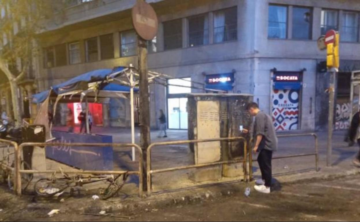 La terraza de un bar, calcinada en la calle Ausias March, paralela a la calle de Alicia Aguado.