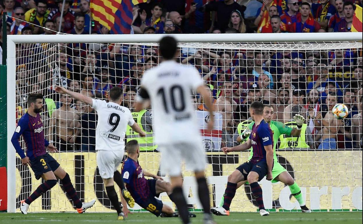 Una acción de la pasada final de la Copa del Rey, en la que el Valencia venció al Barcelona. 