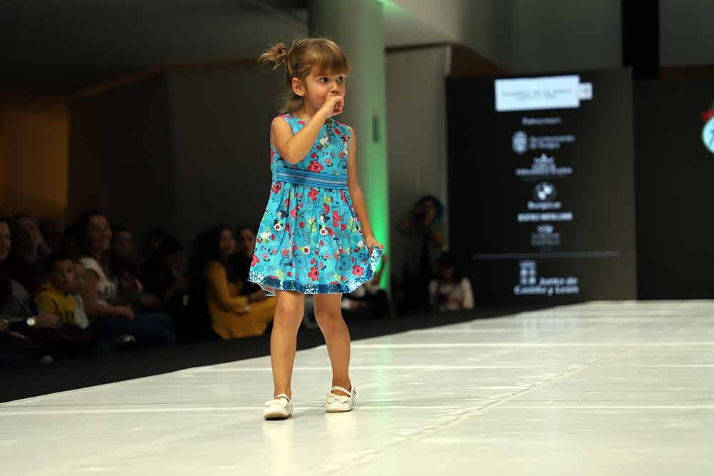 La marca Rosalita Señoritas, enfocada en moda para niños de entre 3 y 12 años, fue la encargada de abrir el desfile en Burgos, captando la atención de todos los espectadores, por la naturalidad de las más pequeñas.