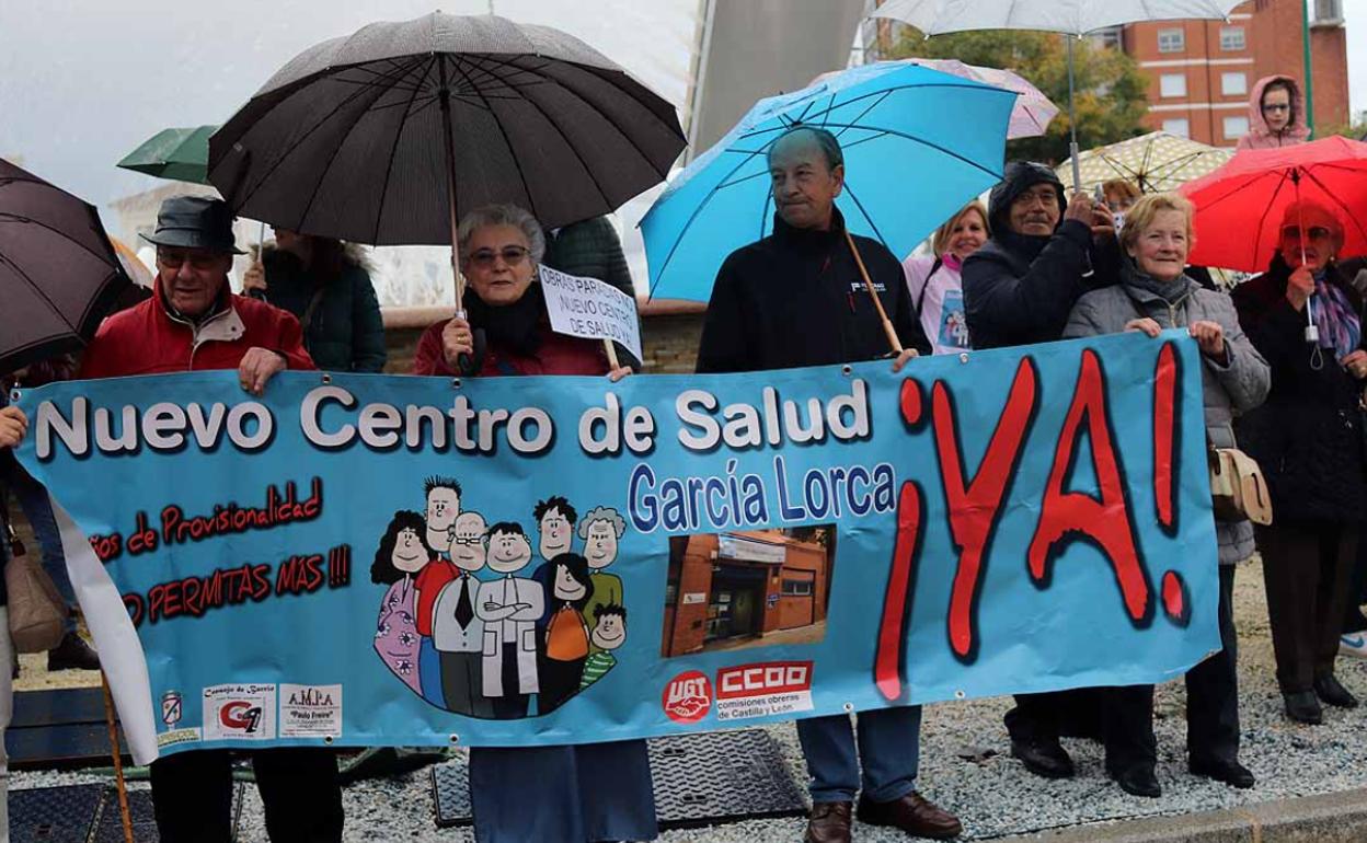 Un centenar de vecinos han protestado en la rotonda del Peregrino. 