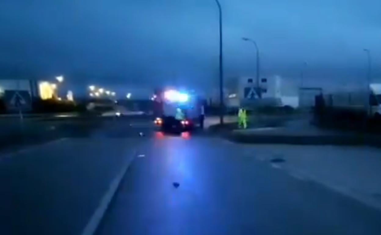 Intervención de los Bomberos de Burgos en la rotonda de la calle Condado de Treviño. 