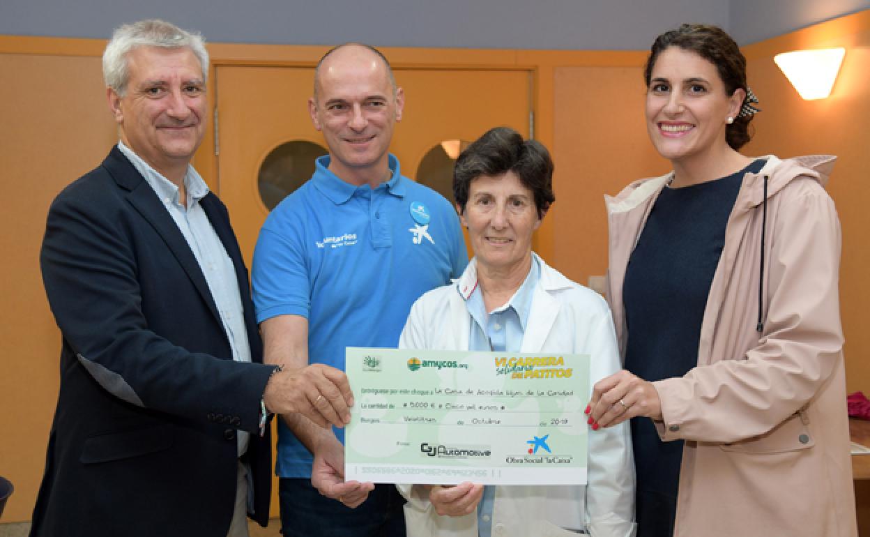 La Casa de Acogida de las Hijas de la Caridad de Burgos recibe los fondos obtenidos en la VI carrera de patitos del pasado 12 de octubre. 