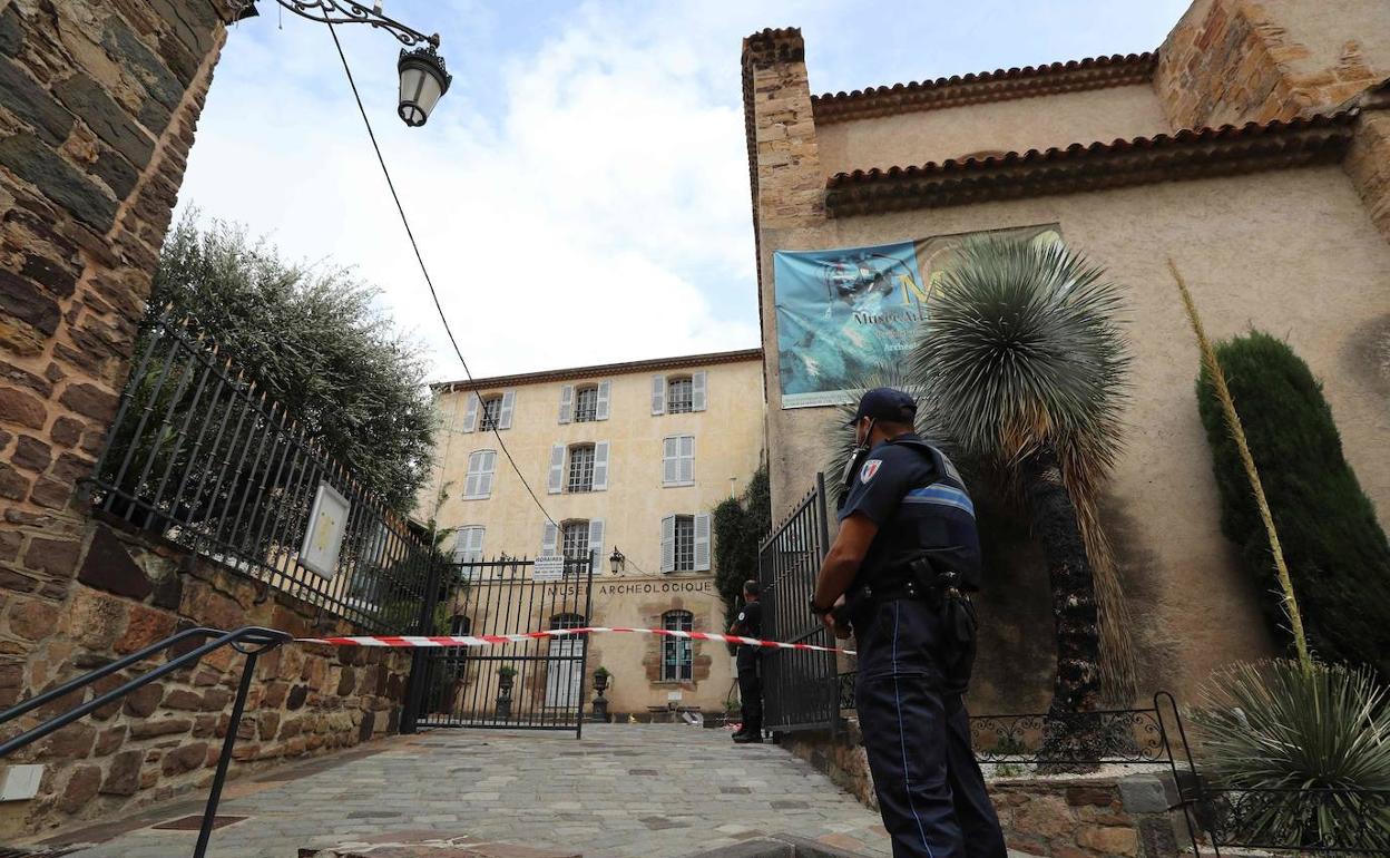 Agente de policía francés frente al museo