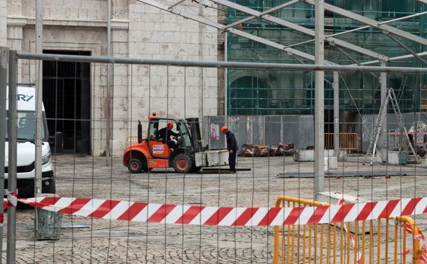 Imagen principal - Comienza la instalación de la carpa para montar la nueva cubierta del Monasterio de San Juan