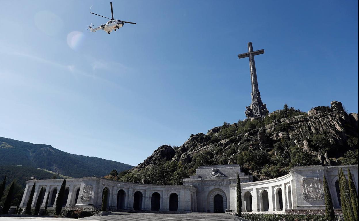 El helicóptero sobrevuela el Valle de los Caídos. 