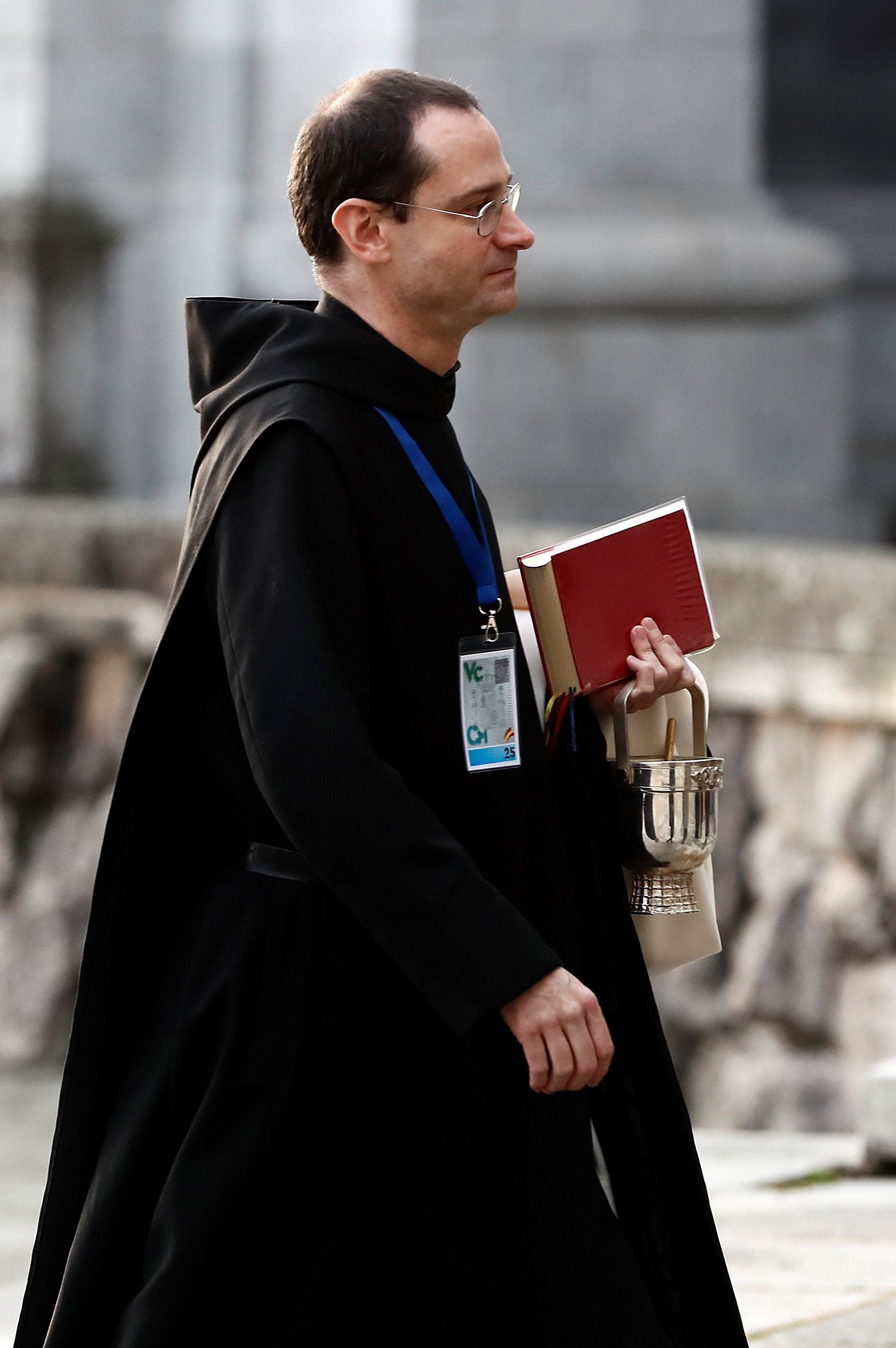 El prior de la Basílica, Santiago Cantera, a su llegada al Valle de los Caídos.