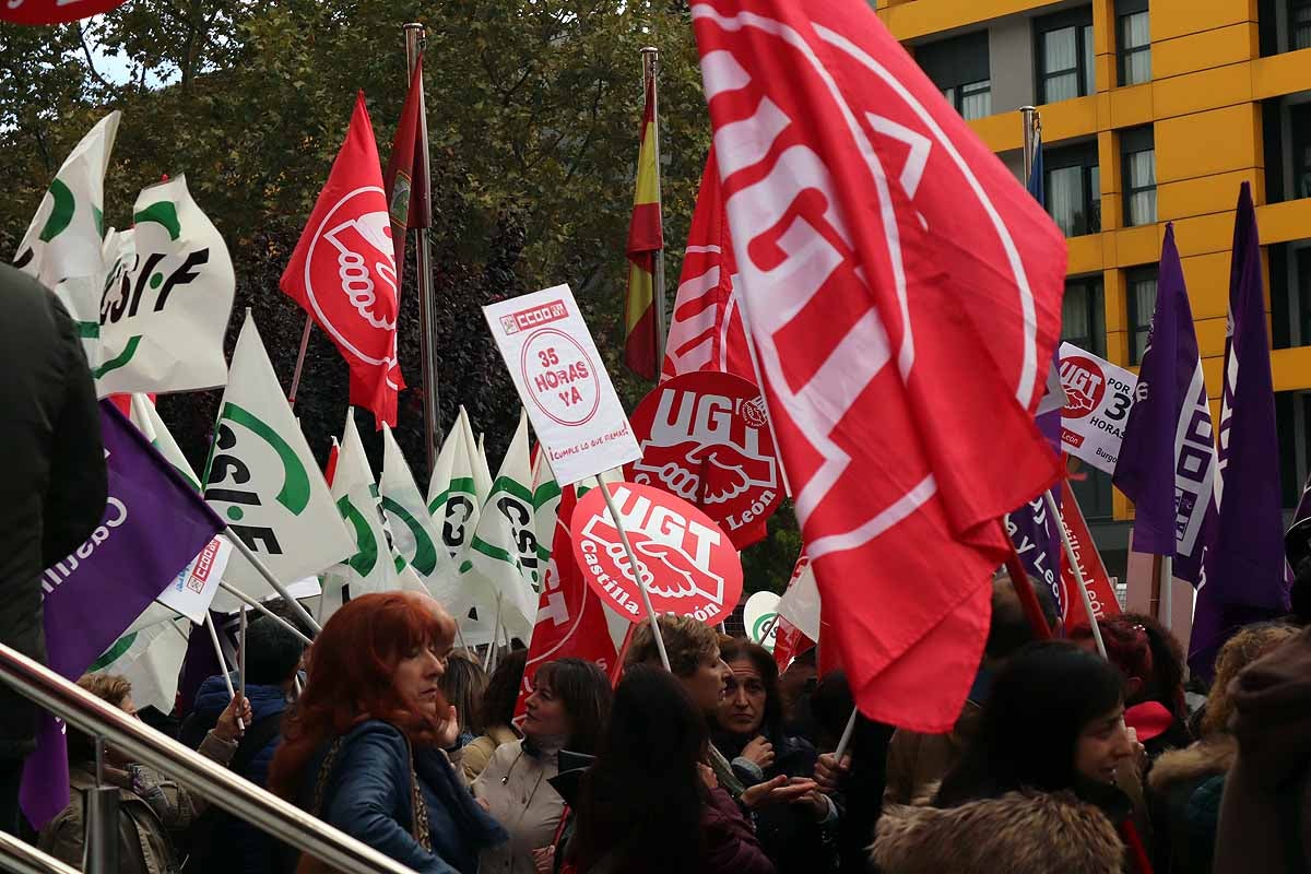 Un centenar de empleados públicos se ha concentrado a las puertas de la delegación territorial de la Junta de Castilla y León para exigir la vuelta a la jornada de las 35 horas | Los sindicatos ya han anunciado una huelga general para el 6 de noviembre. 