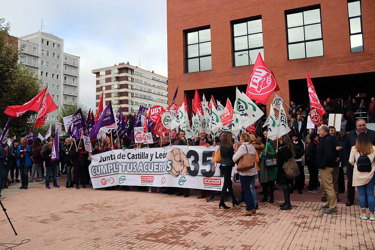 Un centenar de empleados públicos se ha concentrado a las puertas de la delegación territorial de la Junta de Castilla y León para exigir la vuelta a la jornada de las 35 horas | Los sindicatos ya han anunciado una huelga general para el 6 de noviembre. 