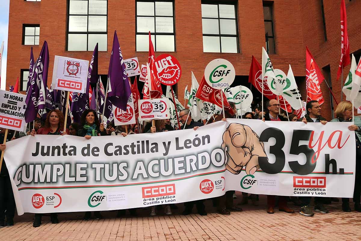 Un centenar de empleados públicos se ha concentrado a las puertas de la delegación territorial de la Junta de Castilla y León para exigir la vuelta a la jornada de las 35 horas | Los sindicatos ya han anunciado una huelga general para el 6 de noviembre. 