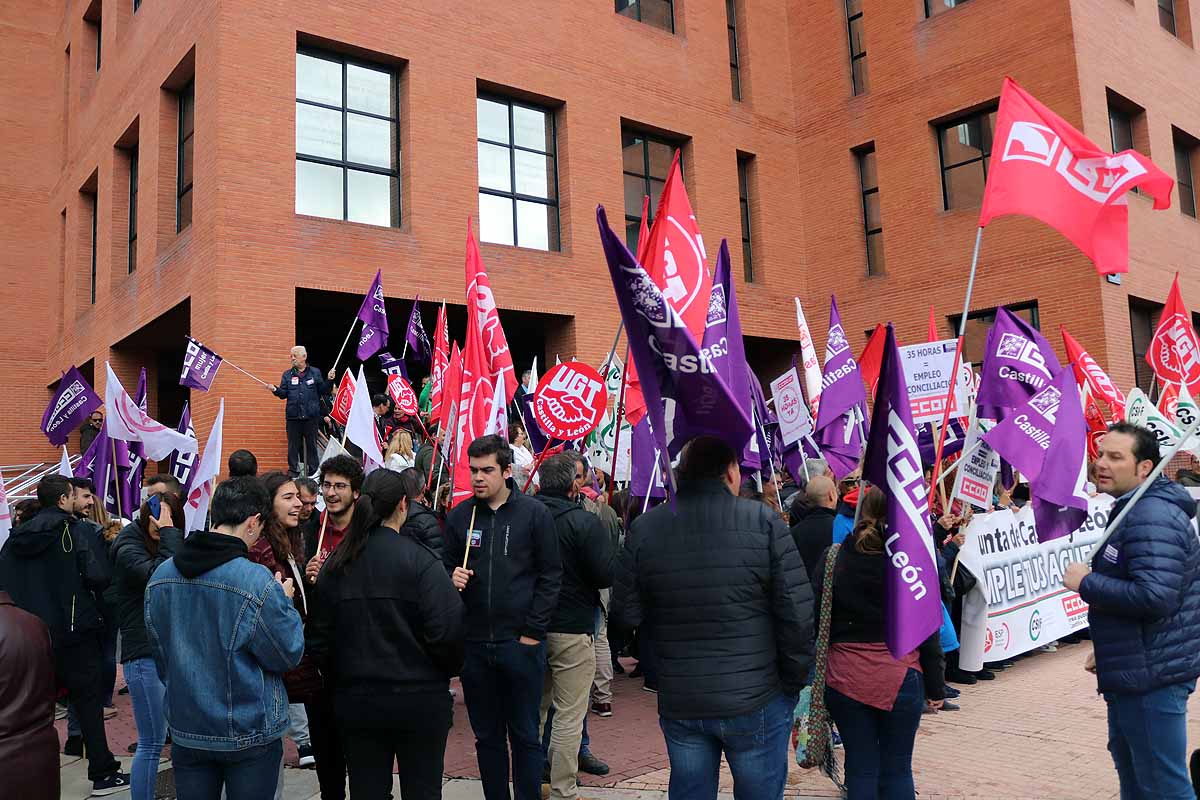 Un centenar de empleados públicos se ha concentrado a las puertas de la delegación territorial de la Junta de Castilla y León para exigir la vuelta a la jornada de las 35 horas | Los sindicatos ya han anunciado una huelga general para el 6 de noviembre. 